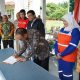 Wakil Bupati Kotabaru Syairi Mukhlis bersama perwakilan perusahaan, BUMDes, dan BPS menandatangani komitmen bersama Intervensi Warga Miskin Produktif di Gua Lowo, Kelumpang Hilir.