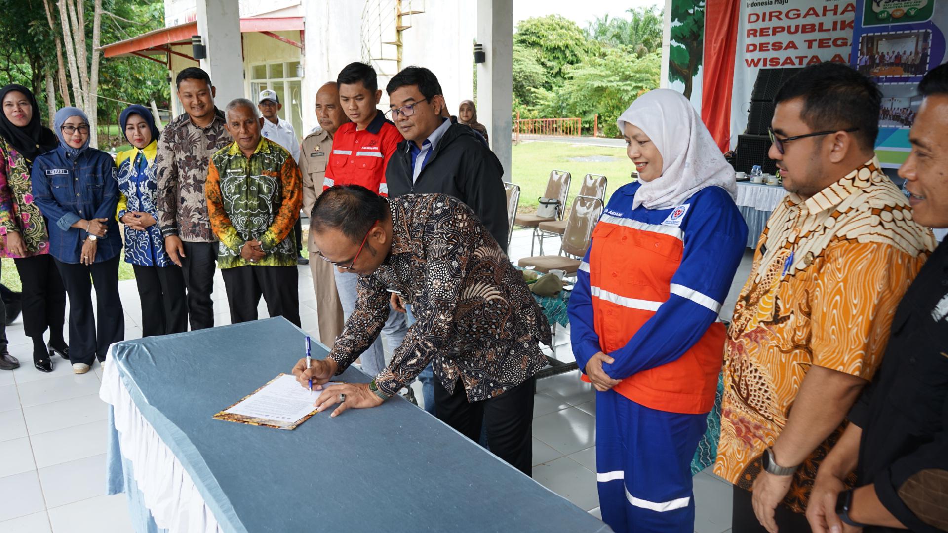 Wakil Bupati Kotabaru Syairi Mukhlis bersama perwakilan perusahaan, BUMDes, dan BPS menandatangani komitmen bersama Intervensi Warga Miskin Produktif di Gua Lowo, Kelumpang Hilir.