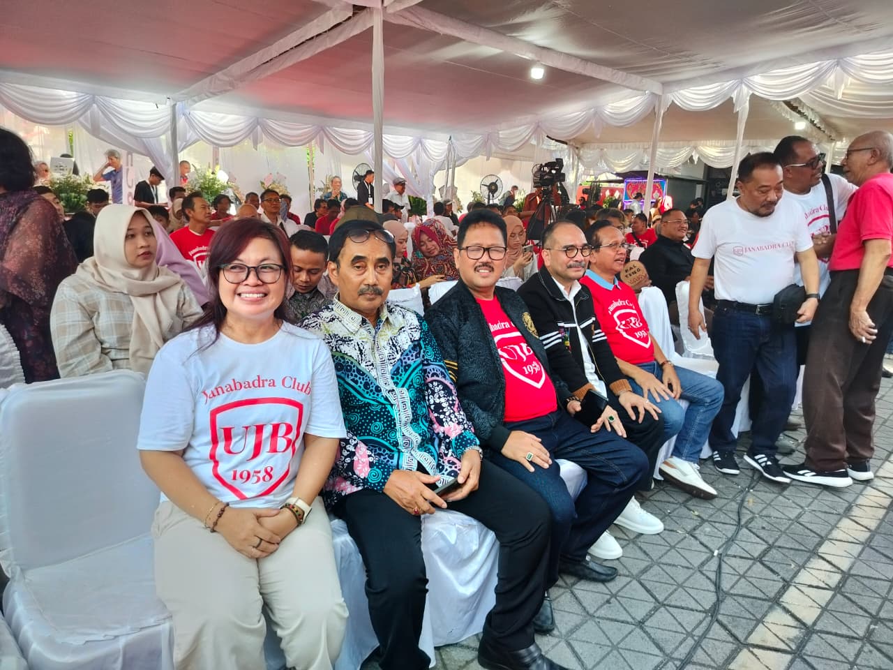Ribuan alumni Universitas Janabadra berkumpul di kampus merah, penuh haru dan kebanggaan pada acara Janabadra Club Rendezvous 2025.