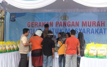 Ket Foto : Antusias warga memadati stan Gerakan Pangan Murah Polri yang digelar Ditreskrimsus Polda Kalsel bersama Bulog di kawasan CFD Masjid Raya Sabilal Muhtadin, Banjarmasin, Minggu (5/10/2025).