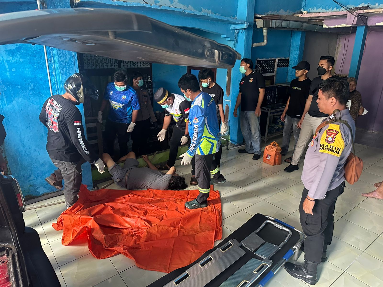 Ket Foto : Petugas Polsek Pulau Laut Utara saat mengevakuasi mayat pria di halaman rumah kos Jalan Pangeran Kacil, Kotabaru Hilir, Minggu (5/10/2025).