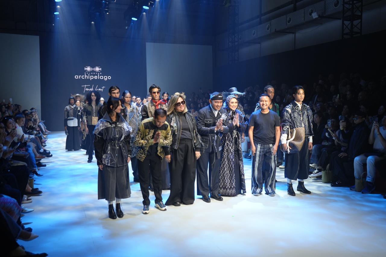 Bupati Tanah Laut H. Rahmat Trianto dan Ketua Dekranasda Tanah Laut, Dian Rahmat, tampil percaya diri di atas catwalk mengenakan kain sasirangan Tanah Laut dalam ajang Plaza Indonesia Men’s Fashion Week 2025 bertema “Mel Ahyar Archipelago Tanah Laut”, Sabtu (4/10/2025).