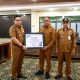 Bupati Kotabaru Muhammad Rusli didampingi Wakil Bupati Syairi Mukhlis menerima piagam penghargaan dari Universitas Lambung Mangkurat atas kontribusi Pemkab dalam mendukung program PSDKU dan beasiswa pendidikan.
