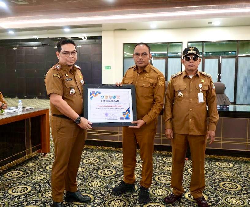 Bupati Kotabaru Muhammad Rusli didampingi Wakil Bupati Syairi Mukhlis menerima piagam penghargaan dari Universitas Lambung Mangkurat atas kontribusi Pemkab dalam mendukung program PSDKU dan beasiswa pendidikan.