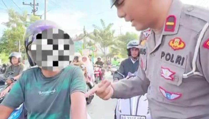 Satlantas Kotabaru Tertibkan Pengendara Perokok dengan Cara Humanis, Bagikan Asbak Portabel
