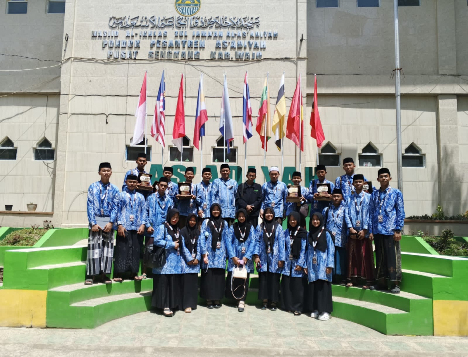 Para santri Ponpes Darussalim Bati-Bati Tanah Laut berfoto bersama setelah meraih juara di ajang MQK Internasional 2025 di Sulawesi Selatan.