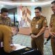 Sekda Kotabaru bersama Inspektur Kabupaten menyaksikan penandatanganan komitmen bersama SKPD dan Camat dalam penyelesaian tindak lanjut hasil pemeriksaan BPK Semester II di Aula Bamega.