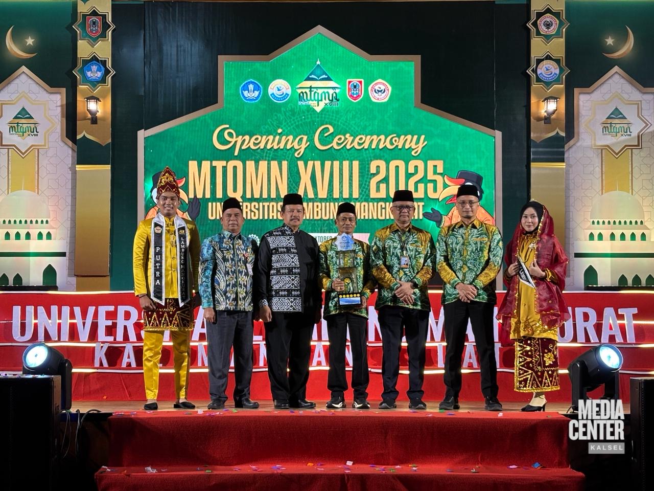 Rektor ULM Prof. Ahmad dan Dirjen Dikti Ristek Prof. Khairul Munadi membuka resmi MTQ Mahasiswa Nasional XVIII di Auditorium ULM Banjarbaru, Senin (6/10/2025).
