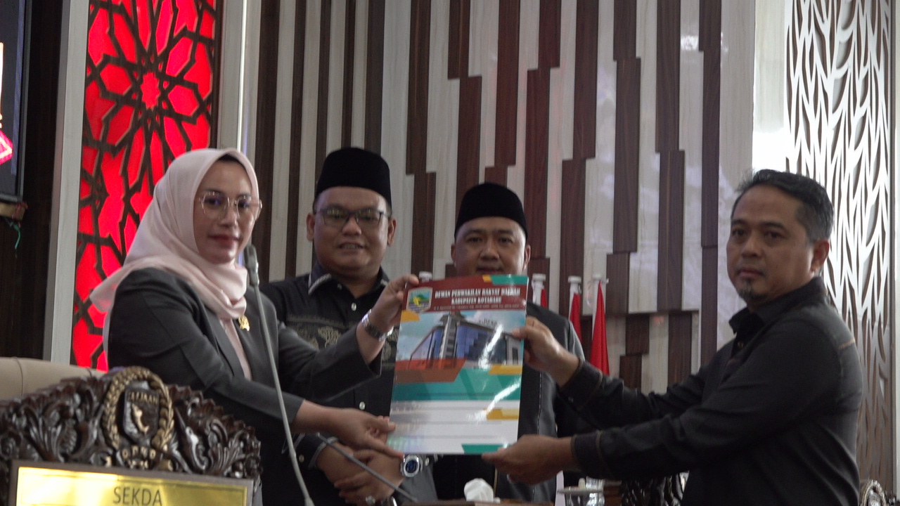 Serah terima dokumen perubahan Bapemperda 2025 antara perwakilan DPRD Kotabaru dan Pemkab Kotabaru berlangsung dalam rapat paripurna di Gedung DPRD, Senin (6/10/2025).