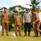 Kepala Dispora Tanah Laut Rudi Imtihansyah melakukan tendangan pertama sebagai tanda dimulainya Festival Sepak Bola Pelajar dan Umum U-14 di Lapangan Pinang Babaris Pabahanan, Senin (6/10/2025).