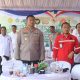 Kapolres Tanah Bumbu, AKBP Arief Prasetya, didampingi Kabag OPS AKP Agung Kurnia Putra, bersama perwakilan perusahaan ikut menanam jagung mendukung ketahanan pangan.