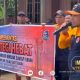 Perwakilan BPBD Kotabaru didampingi Kepala Desa Sungup Kanan saat memberikan sosialisasi kesiapsiagaan bencana dan pengelolaan lingkungan kepada warga desa.
