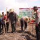 Kapolres Batola AKBP Anib Bastian, bersama jajaran PT ABS dan kelompok tani, menanam jagung secara simbolis di Desa Pantang Raya, mendukung Program Swasembada Pangan 2025.