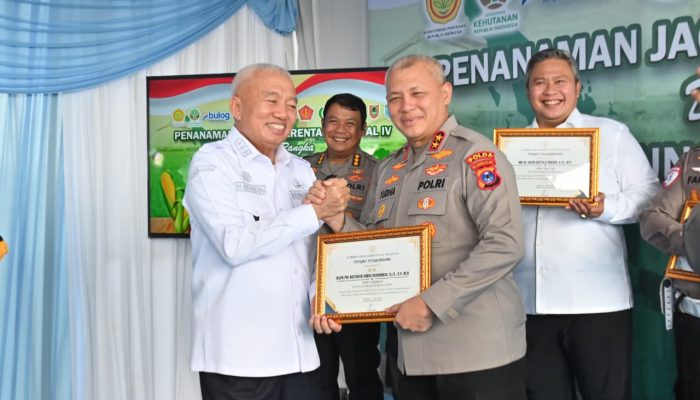 Sukses Wujudkan Swasembada Jagung, Kapolda Kalsel dan Jajaran Raih Penghargaan Gubernur