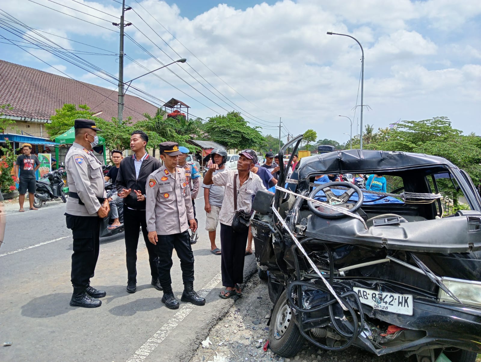Petugas kepolisian melakukan olah TKP di lokasi kecelakaan di Bantul. Sepanjang 2025, tercatat 104 korban meninggal akibat kecelakaan lalu lintas. (Dok. Polres Bantul)