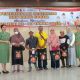 Prajurit Denzipur 8/Gawi Manuntung Banjarbaru menyerahkan paket sembako kepada warga penerima manfaat dalam rangka HUT ke-80 Korps Zeni TNI AD, Kamis (9/10/2025).