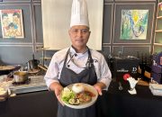 Chef Catur, juru masak ARTOTEL TS Suites Surabaya, menyajikan menu andalan Nasi Bebek khas Jawa Timur dalam program “Dine Like A Local Vol. 4” di One Deck Gastropub.