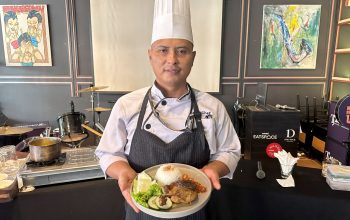 Chef Catur, juru masak ARTOTEL TS Suites Surabaya, menyajikan menu andalan Nasi Bebek khas Jawa Timur dalam program “Dine Like A Local Vol. 4” di One Deck Gastropub.