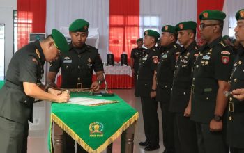 Danrem 101/Antasari Brigjen TNI Ilham Yunus menyaksikan penandatanganan naskah serah terima jabatan pejabat baru di Aula Makorem 101/Antasari, Banjarmasin.