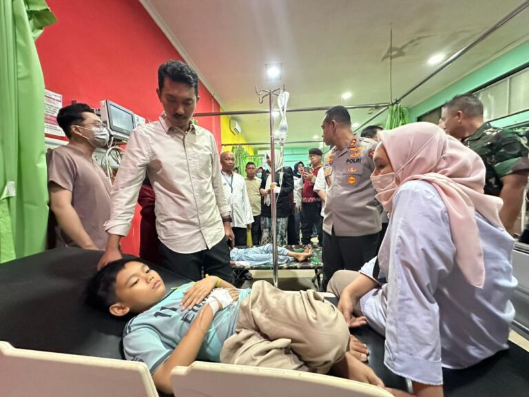 Bupati Banjar H. Saidi Mansyur memantau kondisi siswa korban keracunan MBG di RSUD Ratu Zalecha Martapura.