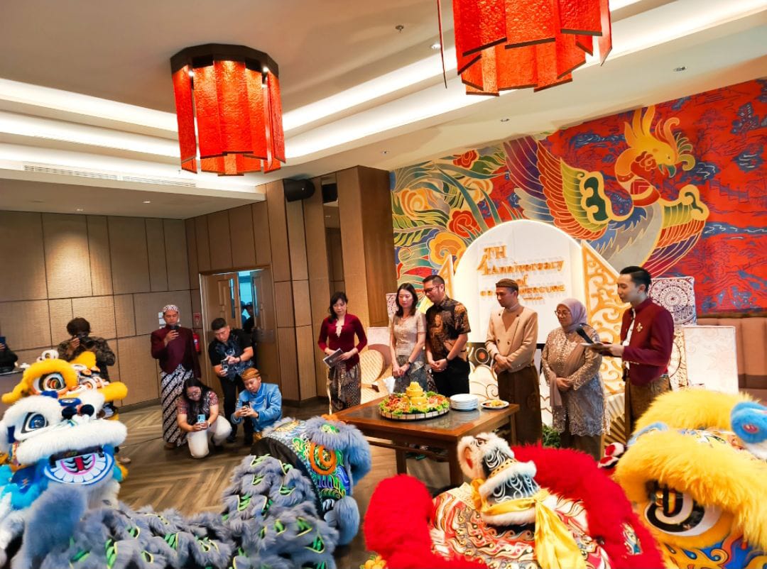 Prosesi pemotongan tumpeng dan atraksi barongsai meriahkan ulang tahun ke-4 Grand Mercure Malang Mirama, tampak Dirut PT Mirama Wisata Yohan Setia Putra beserta pasangan, serta Cluster GM Sugito Adhi beserta pasangan.