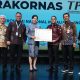 Bupati Tanah Bumbu H. Andi Rudi Latif menerima penghargaan TPAKD Terbaik Wilayah Kalimantan pada Rakornas TPAKD 2025 di Jakarta, Jumat (10 Oktober 2025).