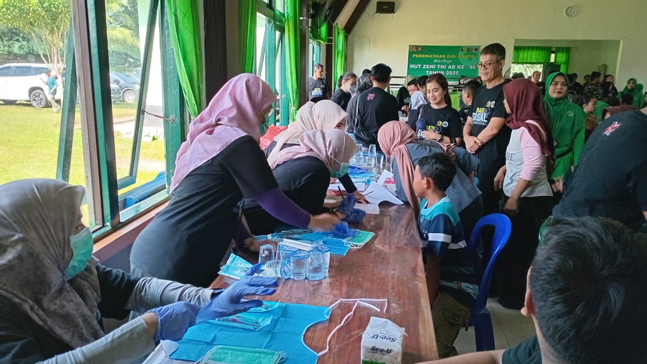 Pemeriksaan gigi gratis oleh PDGI Banjar–Banjarbaru di Markas Denzipur 8/GM Banjarbaru dalam rangka HUT Zeni ke-80.
