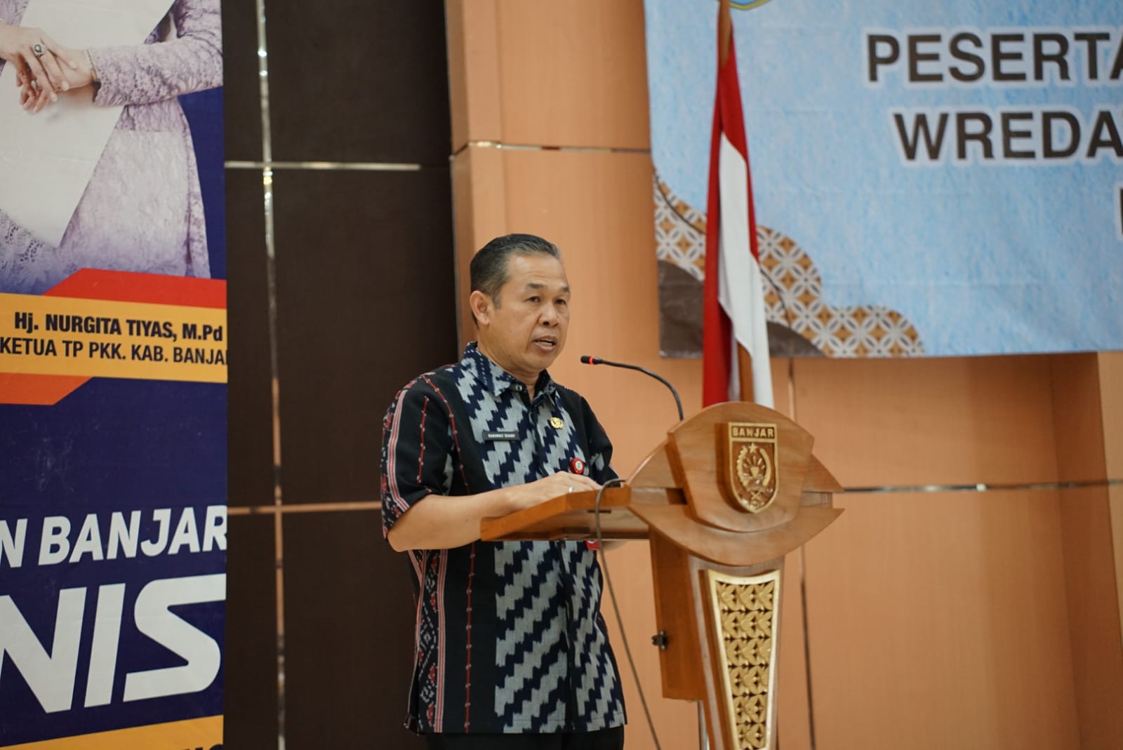 Rakhmat Dhany berdiri di podium membuka Musda PWRI Kabupaten Banjar di Aula KH Kasyful Anwar Martapura.