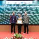 Senior Manager PLN Indonesia Power UBP Asam Asam, Reo Yanuar Hadi, dan Direktur Politeknik Negeri Tanah Laut, Dr. Ir. Meldayanoor, S.Hut., M.S., berfoto bersama usai melakukan penandatanganan Nota Kesepahaman (MoU) dalam acara Empower Roadshow: Driving Sustainable Energy Transition di Tanah Laut. (Foto: Dok. PLN Indonesia Power UBP Asam Asam)