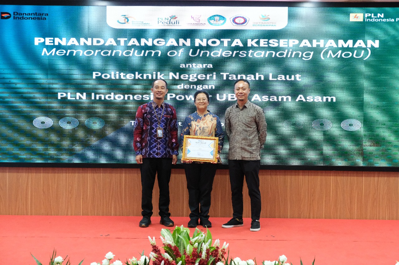 Senior Manager PLN Indonesia Power UBP Asam Asam, Reo Yanuar Hadi, dan Direktur Politeknik Negeri Tanah Laut, Dr. Ir. Meldayanoor, S.Hut., M.S., berfoto bersama usai melakukan penandatanganan Nota Kesepahaman (MoU) dalam acara Empower Roadshow: Driving Sustainable Energy Transition di Tanah Laut. (Foto: Dok. PLN Indonesia Power UBP Asam Asam)