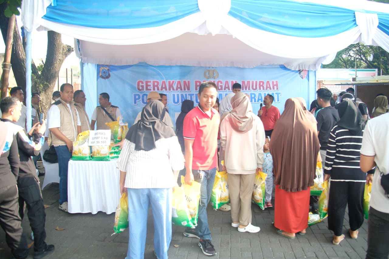 Warga Banjarmasin antusias mengantre membeli beras SPHP murah dalam kegiatan Gerakan Pangan Murah Polda Kalsel.