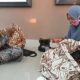 Para perajin Batik Rifaiyah di Kabupaten Batang tengah menorehkan malam pada kain. Batik ini dikenal sarat makna religius dan filosofi hidup sederhana. (Foto: Dok. Istimewa)