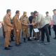 Bupati Sukamara dan Bupati Ketapang berdiri di atas Jembatan Jelai saat meninjau kondisi akses penghubung antarprovinsi.