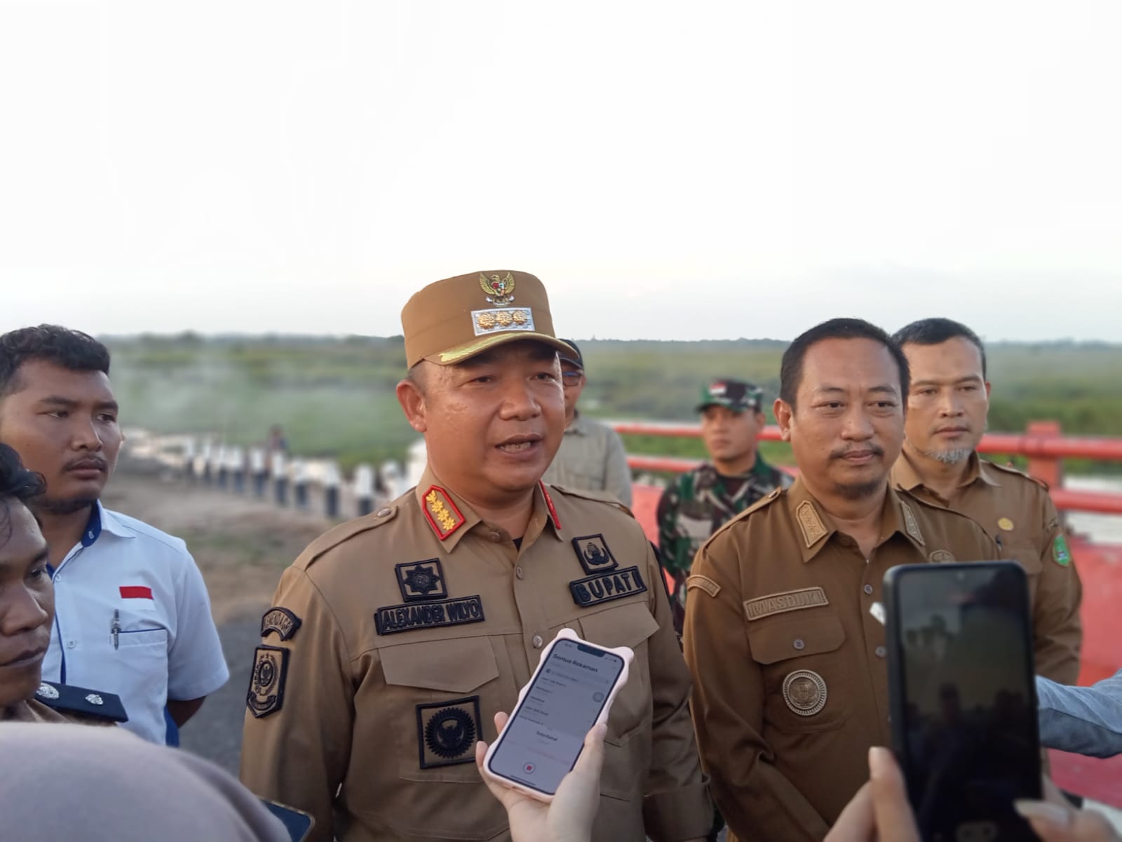 Bupati Ketapang Alexander Wilyo dan Bupati Sukamara H. Masduki berdiri di atas Jembatan Jelai saat meninjau rencana pembangunan jalan penghubung dua provinsi.