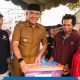 Bupati Tanah Laut H. Rahmat Trianto meninjau rumah warga yang terbakar di Desa Pandahan sambil menyerahkan bantuan logistik.