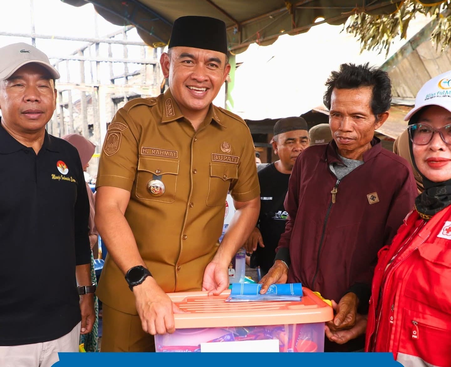 Bupati Tanah Laut H. Rahmat Trianto meninjau rumah warga yang terbakar di Desa Pandahan sambil menyerahkan bantuan logistik.
