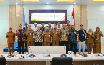 Kepala Dinas Pertanian Banjar Warsita bersama perwakilan instansi menandatangani komitmen pengembangan program padi apung di Aula Barakat, Martapura, Selasa (14/10/2025).