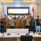 Kepala Dinas Pertanian Banjar Warsita bersama perwakilan instansi menandatangani komitmen pengembangan program padi apung di Aula Barakat, Martapura, Selasa (14/10/2025).