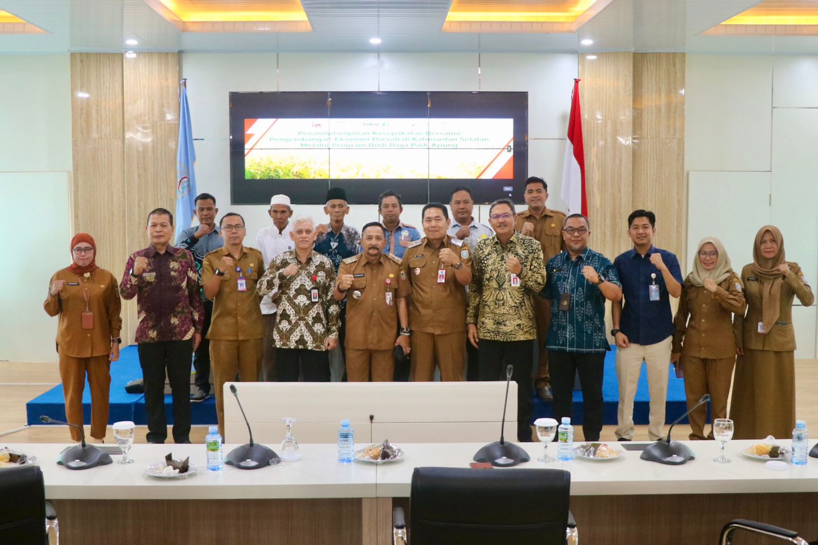 Kepala Dinas Pertanian Banjar Warsita bersama perwakilan instansi menandatangani komitmen pengembangan program padi apung di Aula Barakat, Martapura, Selasa (14/10/2025).