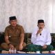 Bupati Rahmat Trianto berdiri bersama Pimpinan Ponpes Darussalim dan santri di halaman pesantren saat kunjungan silaturahmi.