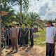 Dandim 1022/Tanah Bumbu memeriksa kualitas air hasil pengeboran sumur program TMMD di Desa Mantewe.