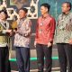 Perwakilan BSI menerima penghargaan dari Bank Indonesia atas kontribusi dalam peningkatan literasi keuangan syariah di Indonesia.