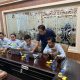 Perwakilan BPJS Ketenagakerjaan Batulicin memandu karyawan PT Lintas Fortuna Nusantara saat praktik penggunaan aplikasi JMO dalam kegiatan sosialisasi di Batulicin.