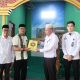 Pengurus Baznas Tanah Bumbu menyerahkan perlengkapan ibadah kepada warga binaan mualaf di Masjid At-Taubah Lapas Batulicin, Selasa (14/10/2025).