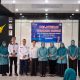 Ketua TP PKK Kotabaru Ny. Suci Anisa Rusli mengalungkan tanda peserta pada Pelatihan Keamanan Pangan bagi pelaku usaha dan masyarakat Kotabaru.