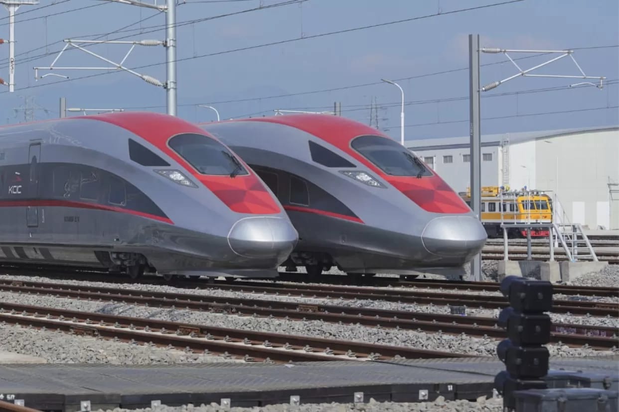 Kereta Cepat Jakarta–Bandung (Whoosh) melintas di salah satu jalur operasional. (Foto dok. Istimewa)