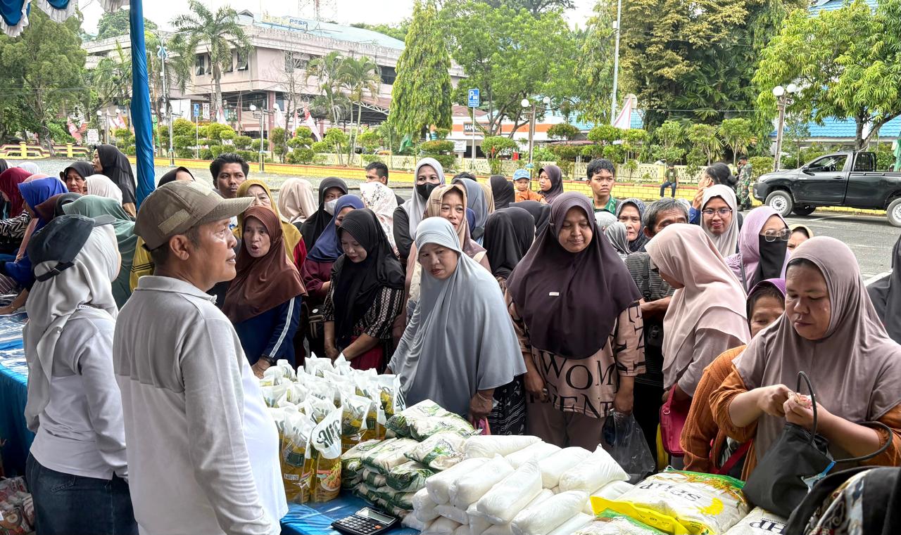 Masyarakat memadati stan minyak goreng dan beras dalam kegiatan Gerakan Pangan Murah (GPM) memperingati Hari Pangan Sedunia ke-45 di Siring Laut, Kotabaru, Kamis (16/10/2025). (Foto: Dok. Dinas Ketahanan Pangan Kotabaru)
