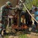 Anggota Satgas TMMD ke-126 Kodim 1022/Tanah Bumbu bersama warga Desa Rejosari bergotong royong menggali sumur bor sebagai bagian dari program TNI Manunggal Air Bersih (TMAB) untuk memenuhi kebutuhan air bersih masyarakat setempat.