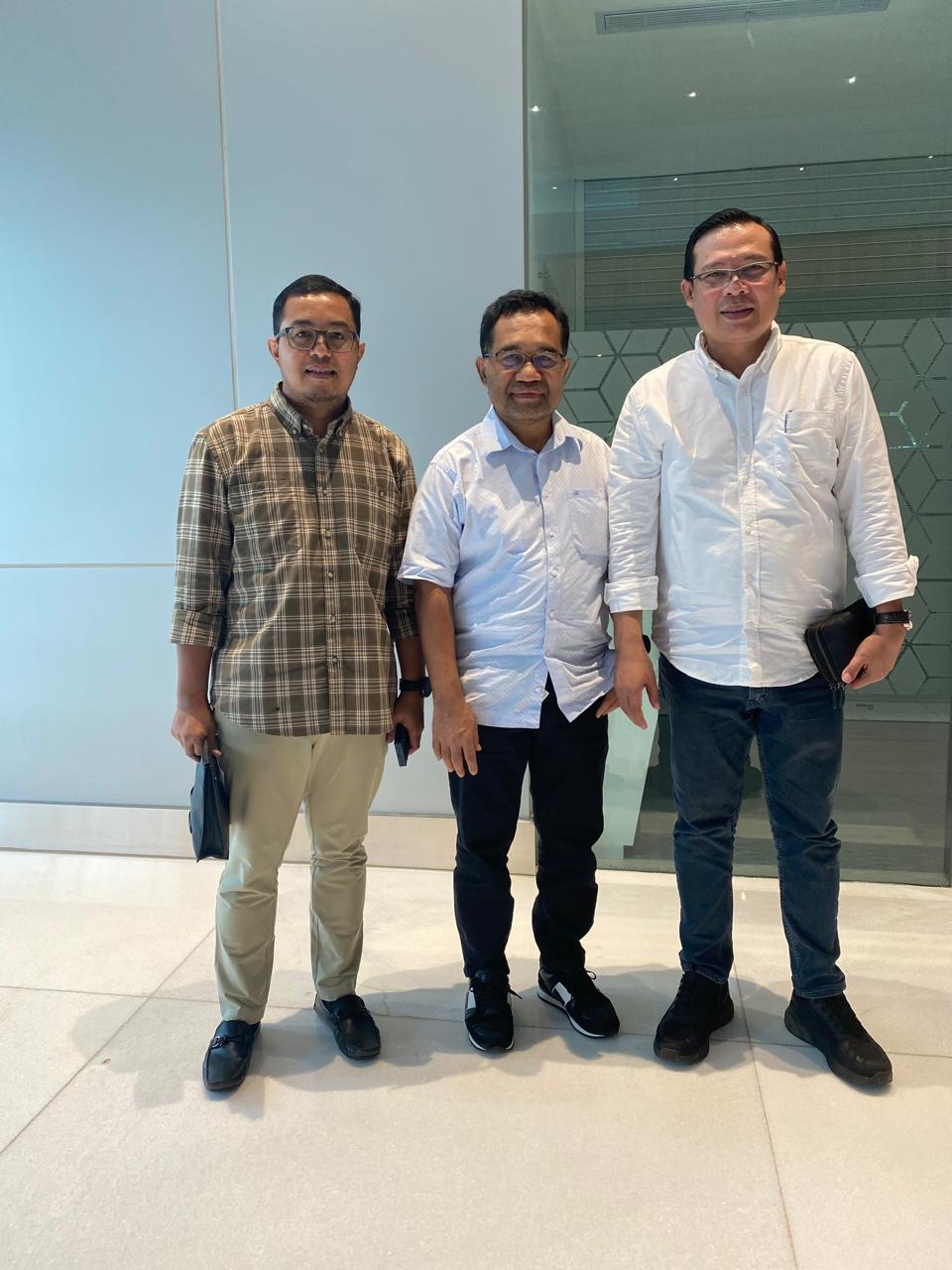Direktur Utama RBM Logistik Agus Ahaya Mile dan Direktur Utama SILOG Fredy Agung Prabowo berjabat tangan usai penandatanganan Nota Kesepahaman (MoU) di Jakarta, menandai dimulainya sinergi strategis di sektor logistik nasional.