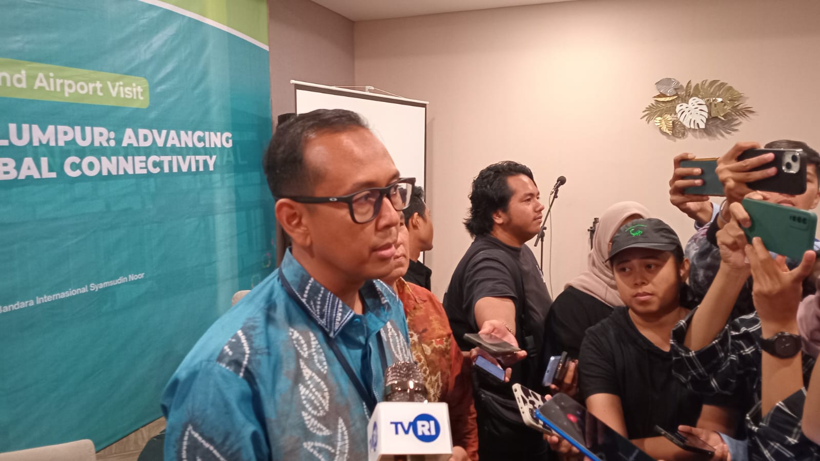 General Manager Bandara Internasional Syamsudin Noor Stephanus Millyas Wardana memaparkan kesiapan fasilitas dan layanan penerbangan internasional rute Kuala Lumpur–Banjarmasin dalam konferensi pers di Banjarbaru.